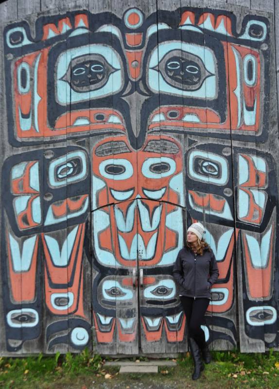 Grande painel com motivos indígenas em Haines, no sudeste do Alaska